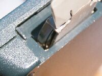 誤った挿入で電池が短絡される