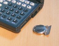 ホルダーに入った補助電池