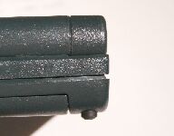 接着剤が厚く塗られ、その分隙間が生じている