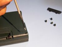 底蓋のネジを外す