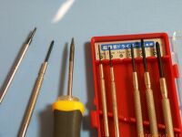 トルクスドライバの例.右側の赤い箱は100円shopで入手できる時計ドライバセット