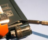 液晶前面枠を外すために突起部材を刺し込む