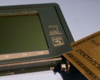 隙間にカードを貼り付ける