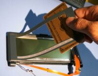 粘着部にカードを貼って枠部を剥がす