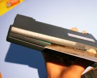 キーコネクタに注意しながら隙間を広げる