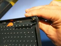 筒部のラッチを手で外す