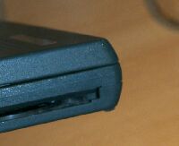 カード挿入口のフラップが内部に入り込んだところ