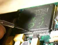 CPUの足を一本ずつドライバで外してゆく