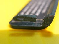 電池蓋側に差し込む