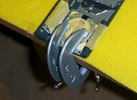 接着剤が乾くまでクランプで押さえる