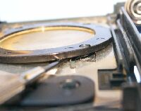 スピーカを留めるプラスティック支柱の割れ