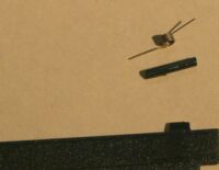 折れた支柱とはずれたスプリング