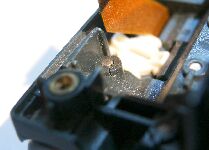 ヒンジを支える軸部に割れが生じている