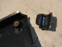 曲がることなく簡単に割れてしまったヒンジ部