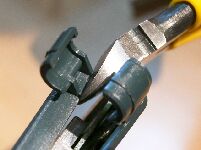 接着剤層と干渉する突起部の切除