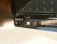 割れをまたぐように穴を開ける