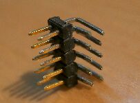 ジャンクから取り出したシリアルポートコネクタ