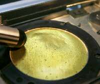 セラミックスピーカの表面をたたく