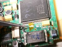 絶縁テープを基板上のコンデンサに貼る