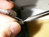 ケースに予備半田を盛る