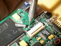 リードの一端を少し浮かす