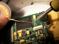 半田吸い取り線で半田を吸い取る