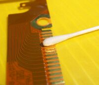 フレキのkネクタ電極部に付いた粘着物を取り除く