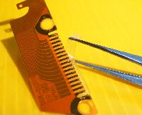 フレキとスポンジとを接着する両面テープを除去する