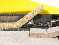 古いスポンジを除去し、新しいスポンジを取り付ける