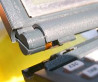 ヒンジの筒の中へテープを入れても良い。