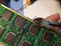 液晶の枠を外す