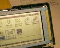 金属枠を取り付け、正常な表示に戻る