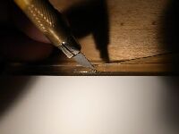 液晶を接着ずる部分から出た余分の接着剤を除去