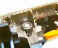 軸を裏側から見たようす。(テープがしっかり引き込まれています。)