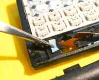 軸の挿入穴にテープを置いて軸と一緒に穴へ入れる