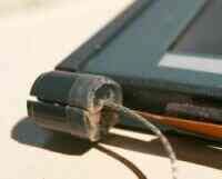 左側のヒンジ部にはテープを巻いてガタを取る