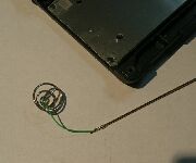 切断した電池バネをつなぐ