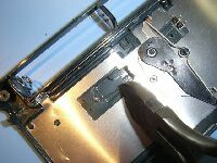 スピーカへの電極を切断