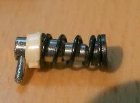 ヒンジ軸の保持は白いプラスティック部品との摩擦で行われる