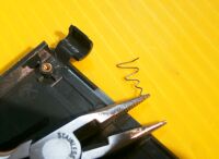 割れがひどいときは、ピアノ線によるスプリングを補強剤とする。