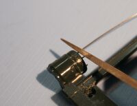 ヤスリでキズをつける