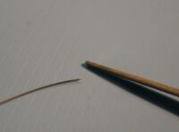 ピアノ線の先を尖らせる