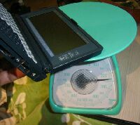 ヒンジ保持力が適当に緩くなる