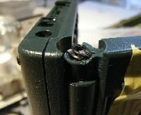 すでに内部で破損があり、スプリングが飛びでる。