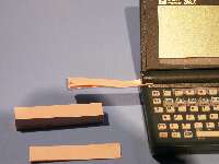 付箋紙をヒンジの隙間に入れる