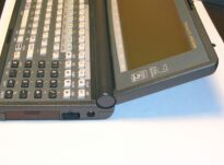 この程度の角度になると、画面が勝手に後ろへ倒れてしまう