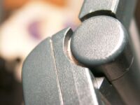 ヒンジの隙間にテープw挿入する