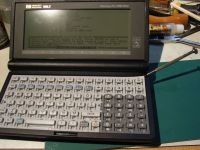 先端の鋭いツールで端を浮かせる。