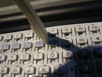 浮いている部分を押す