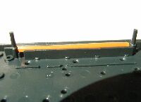 コネクタの溝に挿入する